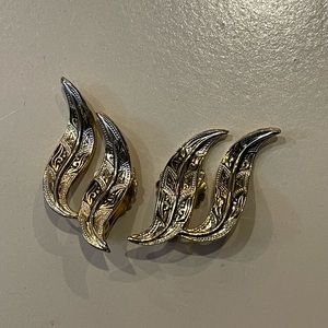 Art Deco styling, gold,silver,black, vintage clip on swirl earrings.